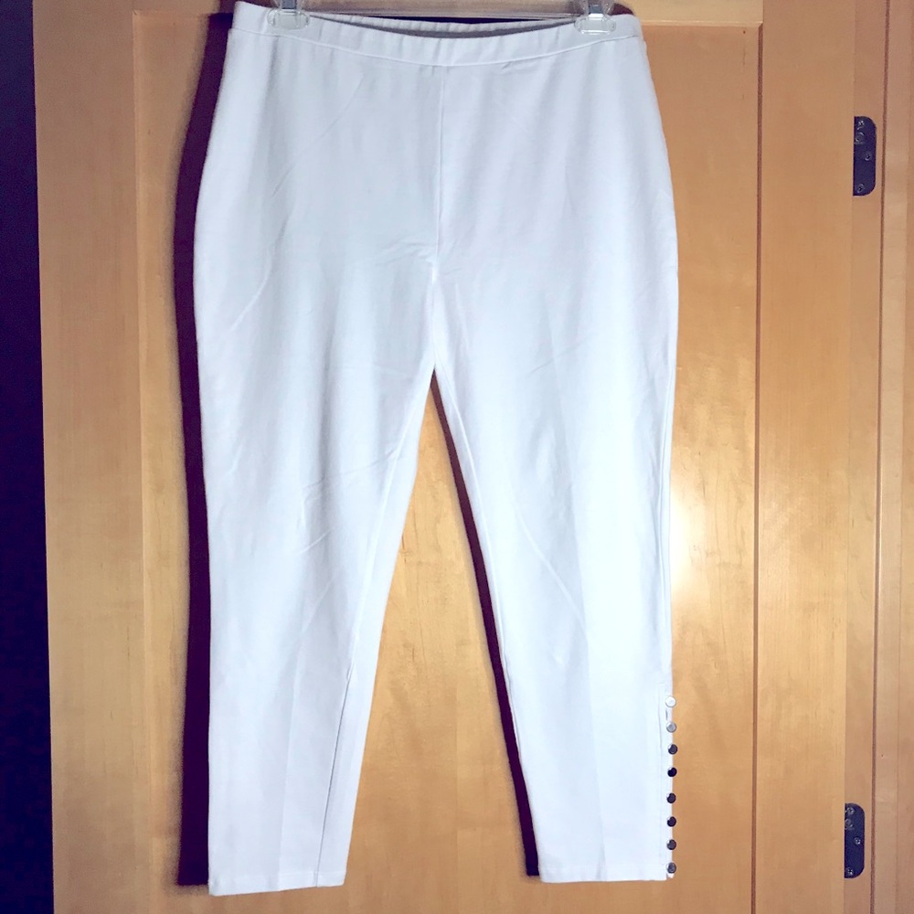 Pull-on White Leggings w/silver button detail